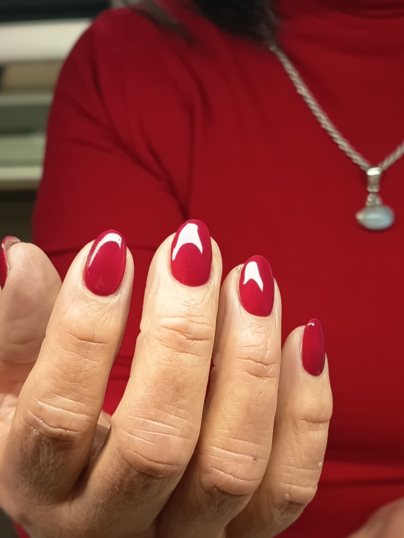 Rojo intenso — manicure realizada en El Salón de las Uñas, Ñuñoa